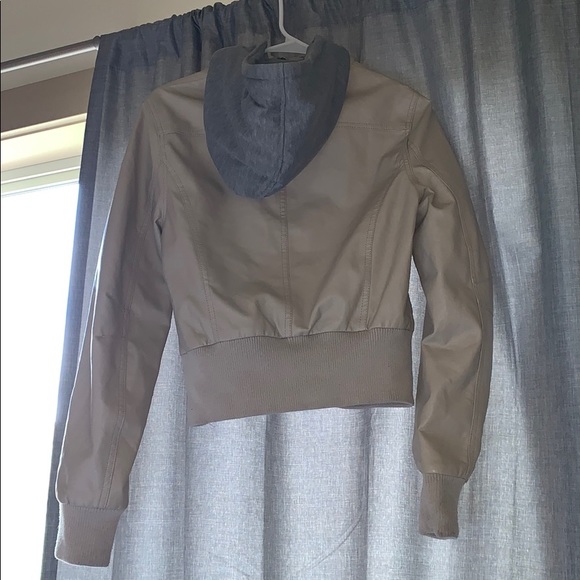 Beige out wear jacket size medium - Picture 2 of 4